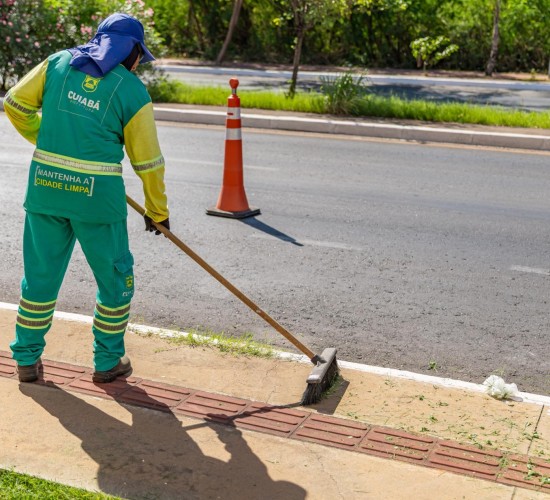 Prefeitura de Cuiabá promove operação de limpeza na Av. Fernando Corrêa da Costa