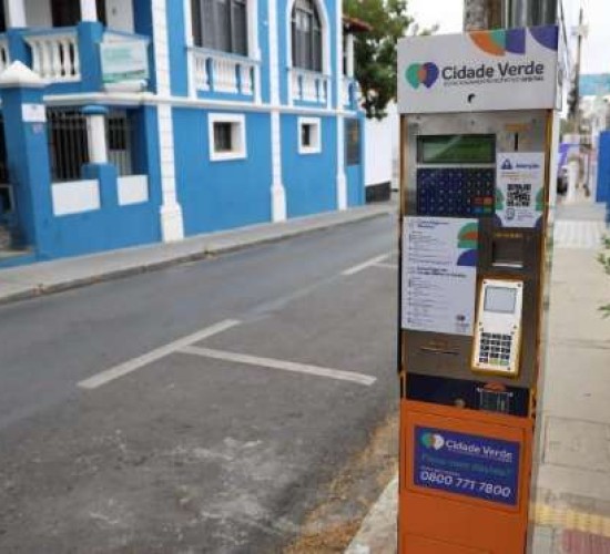 Abilio assina decreto que cria auditoria para analisar contrato do estacionamento rotativo