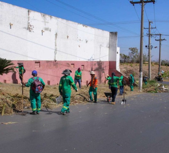Serviços de zeladoria chegam a 27 locais nesta segunda-feira (25)
