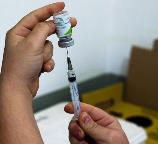 Covid-19 não desapareceu e casos continuam ocorrendo, alerta médico