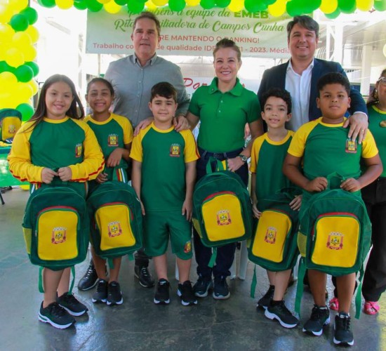 Educação cumpre meta e entrega 100% dos kits de uniformes nas escolas da rede municipal