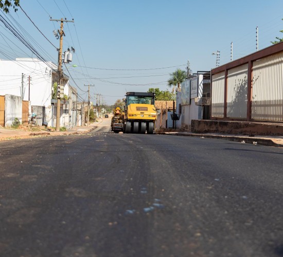 Prefeitura de Cuiabá atende 12 bairros com asfalto, meio-fio, sarjetas e calçadas