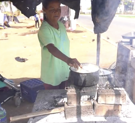 Três em cada dez famílias brasileiras não têm acesso suficiente a alimentos e passam fome