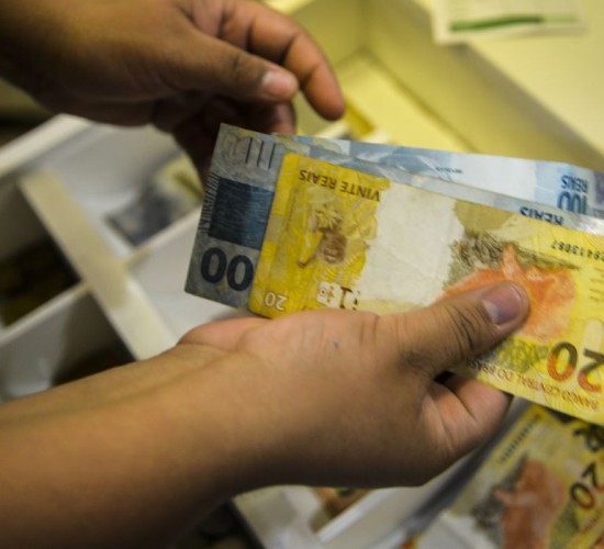 Beneficiários com NIS final 5 recebem hoje Auxílio Brasil