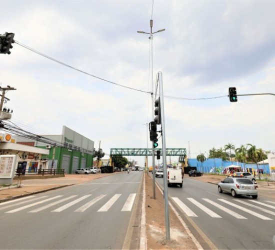 Semob implanta semáforo acionado por botoeira na Avenida Fernando Corrêa