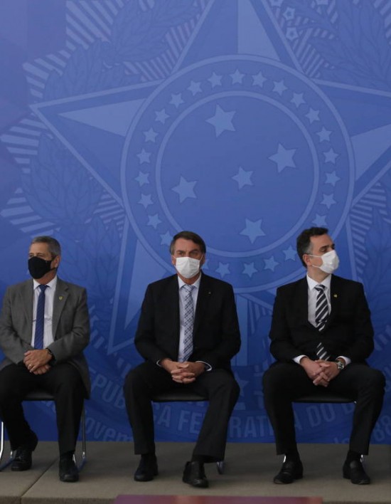 O presidente Jair Bolsonaro de máscara, Davi Alcolumbre, e o chefe da casa civil, general Braga Netto, Rodrigo Pacheco E Eduardo Pazuello,