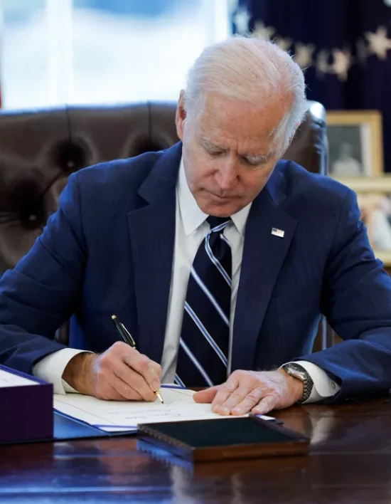 Presidente Joe Biden assina pacote de estímulos econômicos de US$ 1,9 trilhão, o terceiro plano aprovado como alívio dos efeitos da pandemia do coronavírus no país.