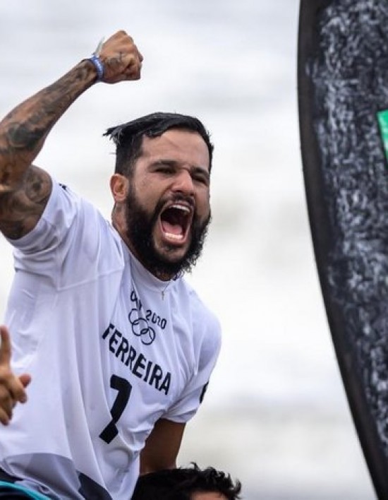 Ítalo Ferreira conquista a primeira medalha de ouro para o Brasil no Surfe