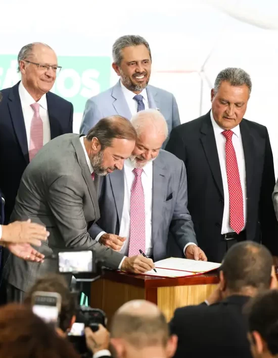 Lula assina MP que prevê redução de 3,5% a 5% na conta de luz