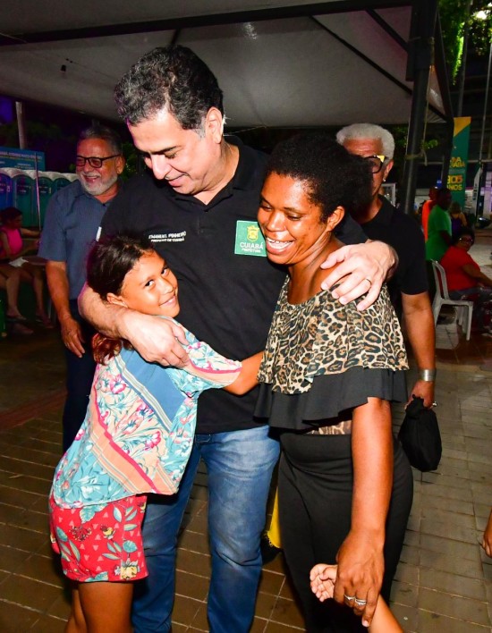 Prefeito visita festança na Praça Alencastro em celebração aos 305 anos de Cuiabá e anuncia entrega do primeiro trecho do Contorno Leste