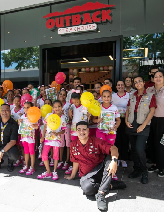 Outback recebe meninas do Siminina em ação social conjunta com a Prefeitura de Cuiabá