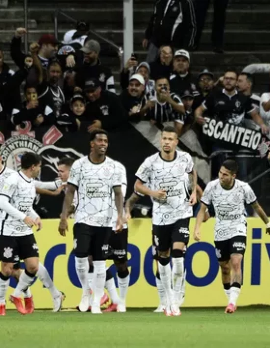 Com a Fiel de volta, Corinthians vira sobre o Bahia