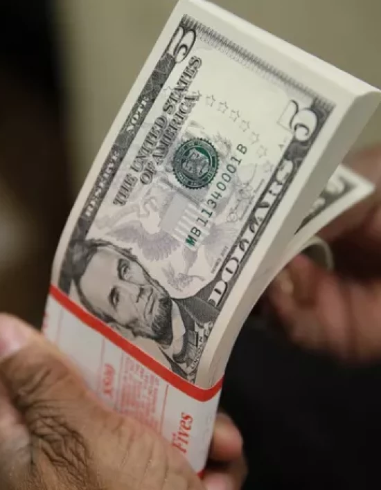 Dólar chega R$ 5,71 e acumula alta de 10% no ano