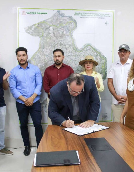 Flávia e Tião empossam três secretários e presidente do Previvag