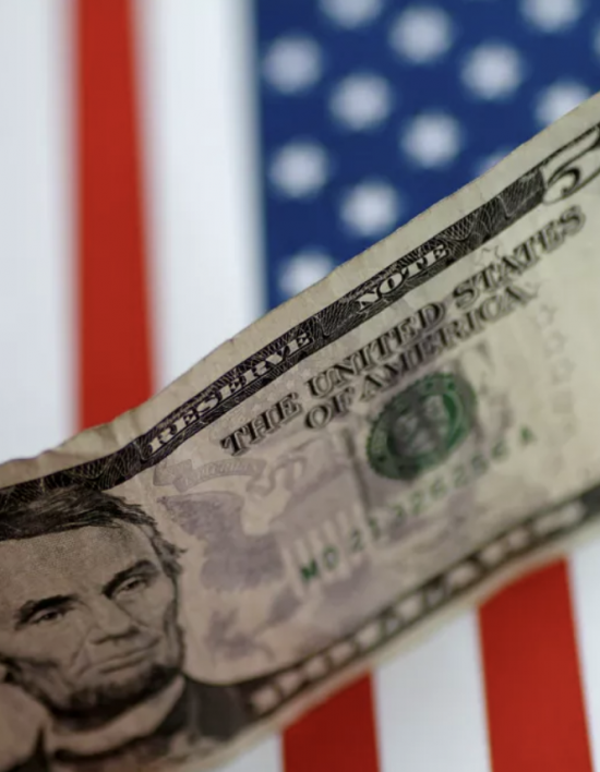 Dólar opera em queda e chega a R$ 4,69