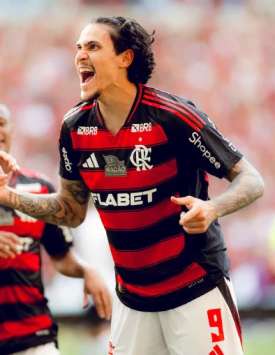 Flamengo domina e goleia Corinthians no Maracanã