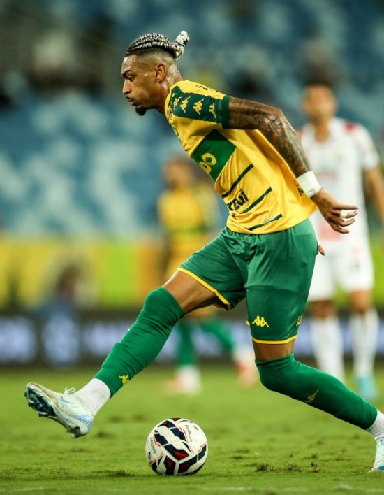 Com pênalti no final, Operário vence Cuiabá e agita a Série B do Brasileirão