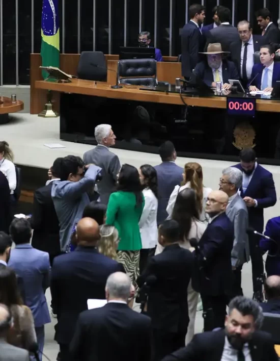 Câmara aprova projeto que reajusta salários de servidores públicos
