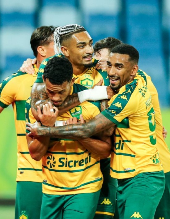 Cuiabá vence o Vila Nova-GO e sobe na tabela da Série B