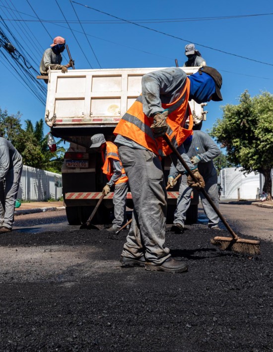 Prefeitura tapa mais de 50 mil buracos em 60 bairros da capital