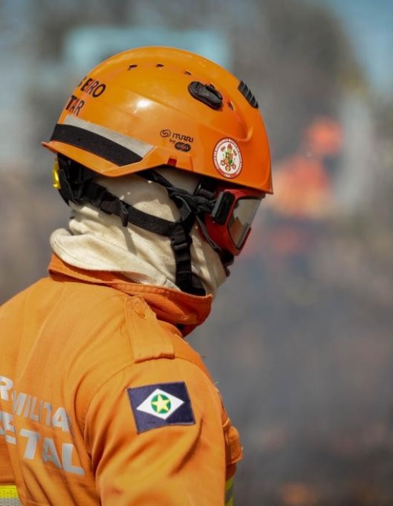vCorpo de Bombeiros extingue quatro incêndios florestais e combate 12