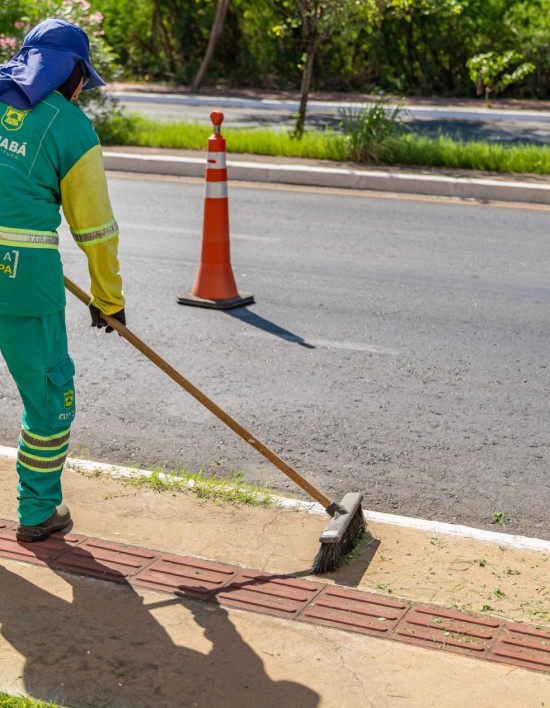 Prefeitura de Cuiabá promove operação de limpeza na Av. Fernando Corrêa da Costa
