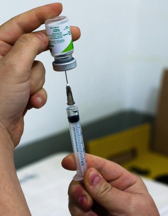 Covid-19 não desapareceu e casos continuam ocorrendo, alerta médico