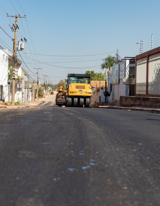 Prefeitura de Cuiabá atende 12 bairros com asfalto, meio-fio, sarjetas e calçadas
