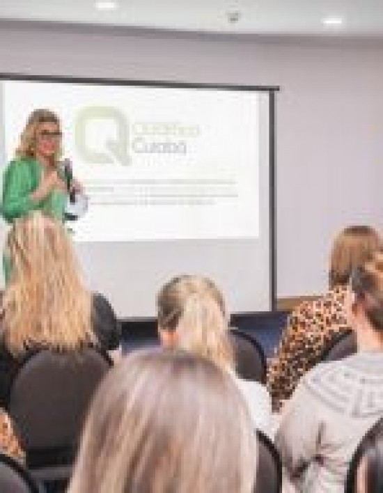 Primeira-dama apresenta Qualifica Cuiabá em Foz do Iguaçu