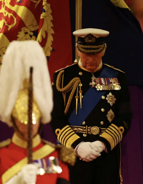 Charles III e os irmãos participam da Vigília dos Príncipes em homenagem à rainha Elizabeth II