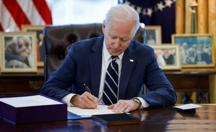 Presidente Joe Biden assina pacote de estímulos econômicos de US$ 1,9 trilhão, o terceiro plano aprovado como alívio dos efeitos da pandemia do coronavírus no país.
