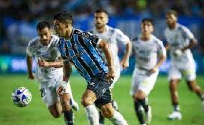 Suárez perde pênalti, mas Grêmio vence o Santos na 1ª rodada do Brasileirão