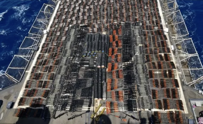 Apreensão histórica de armas cobre convés de navio de guerra da Marinha dos EUA