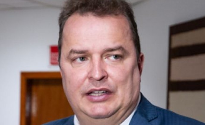 Deputado e Presidente AL-MT MAX RUSSI Solução é a instalação de termoelétricas? Não. A meu ver isso seria retroagir