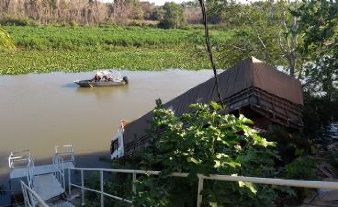 Em fuga da polícia, suspeito perde controle de caminhão e cai no Rio Paraguai