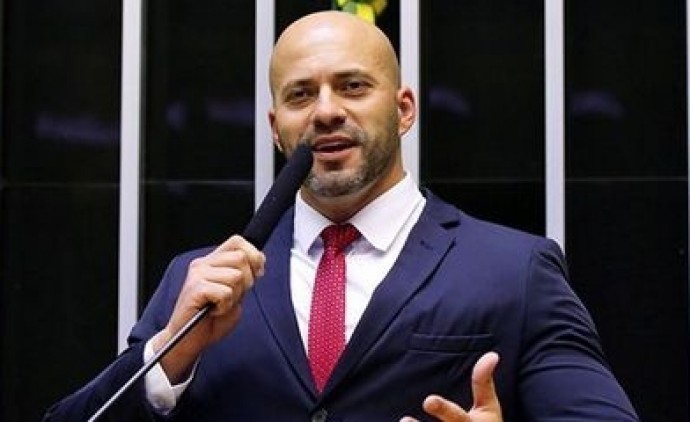 Daniel Silveira diz à PF que cachorro roeu carregador da tornozeleira