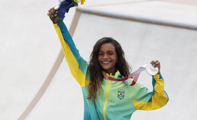 Rayssa Leal com medalha de prata em Tóquio OLIMPIADAS