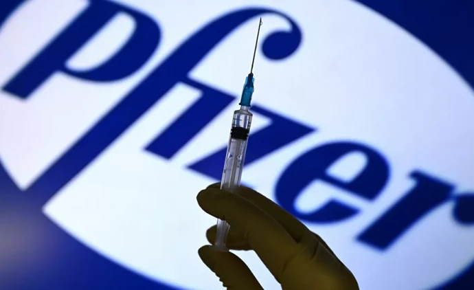 A vacina contra COVID-19 desenvolvida pela Pfizer e BioNTech recebeu a aprovação final da Agência de Alimentos e Medicamentos (FDA, na sigla em inglês) dos EUA.