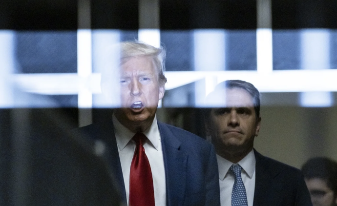 Juiz impõe ordem de silêncio a Donald Trump