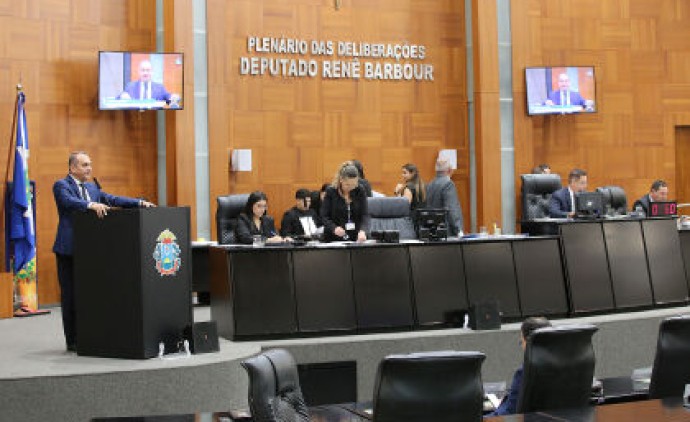 Deputados votam PL que obriga uso de uniforme nas unidades escolares estaduais