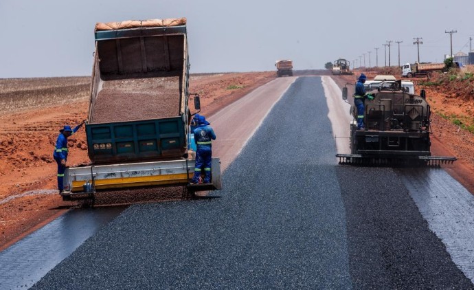 Convênios de R$ 96,3 milhões para asfaltar estradas municipais fortalecem desenvolvimento de regiões em MT