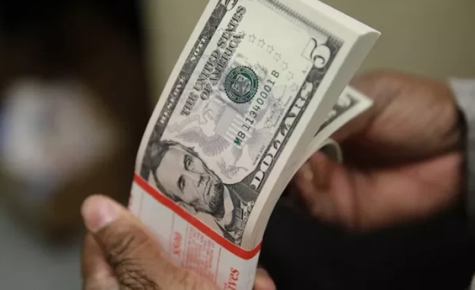 Dólar chega R$ 5,71 e acumula alta de 10% no ano