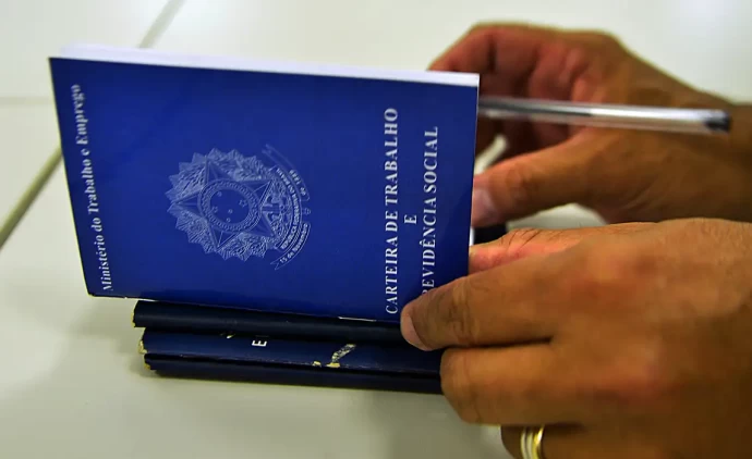Brasil cria 240 mil empregos em abril, aponta Caged