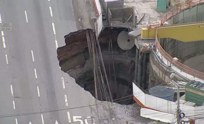 Metrô de São Paulo desaba e abre cratera na Marginal Tietê