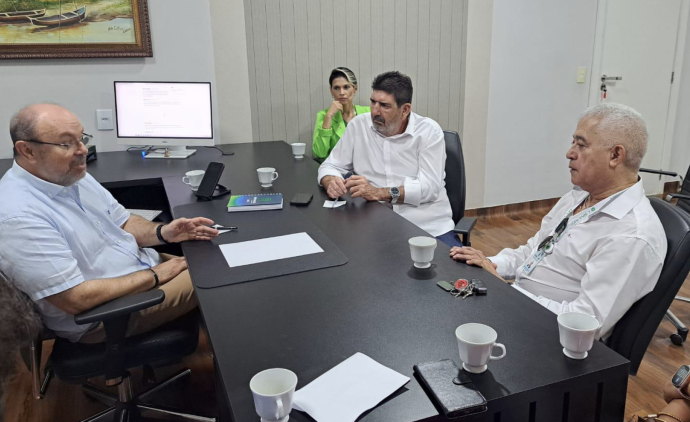 deputadp Dr João discute transplante de medúla óssea, pagamento de médicos e aumento na estrutura do Hcan