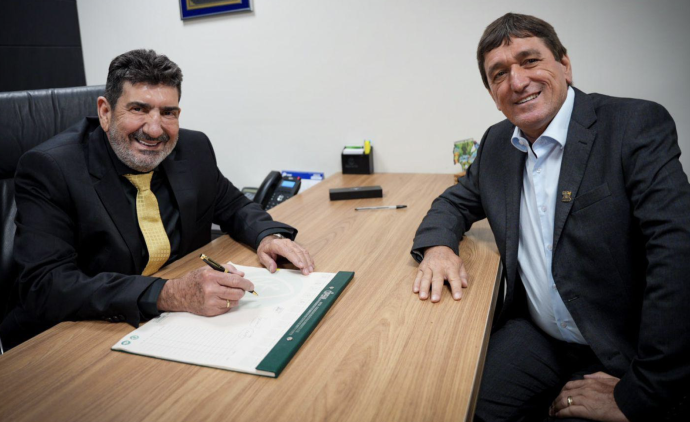 deoutado de mt Dr. João homenageia Tangará da Serra com primeiro atendimento simbólico na primeira-secretaria