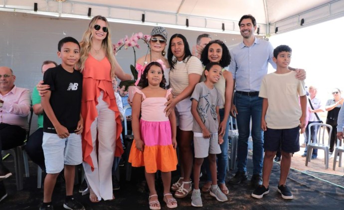 Primeira-dama de MT beneficiar 320 famílias