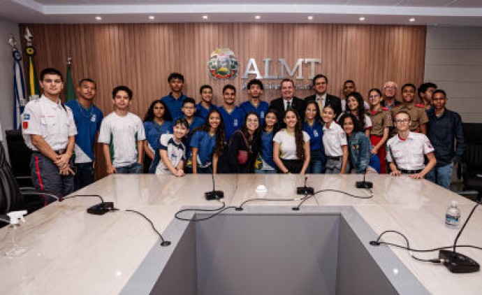 Deputados recebem estudantes do Parlamento Jovem na Assembleia Legislativa