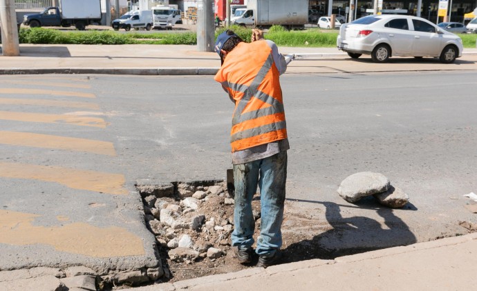 Em Cuiab-a Tapa-buraco atende quatro bairros e Av. Dante Martins de Oliveira