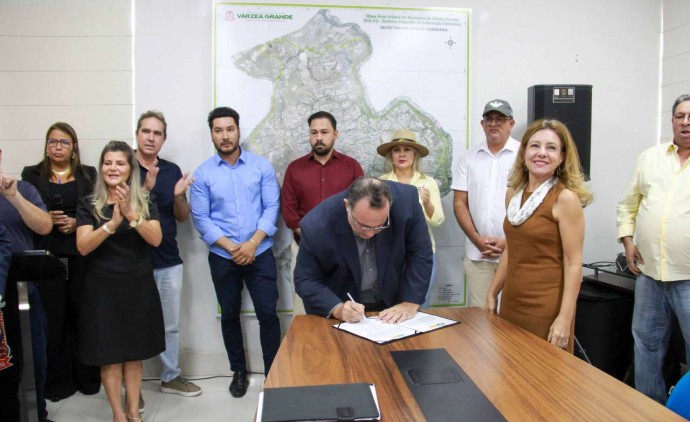 Flávia e Tião empossam três secretários e presidente do Previvag